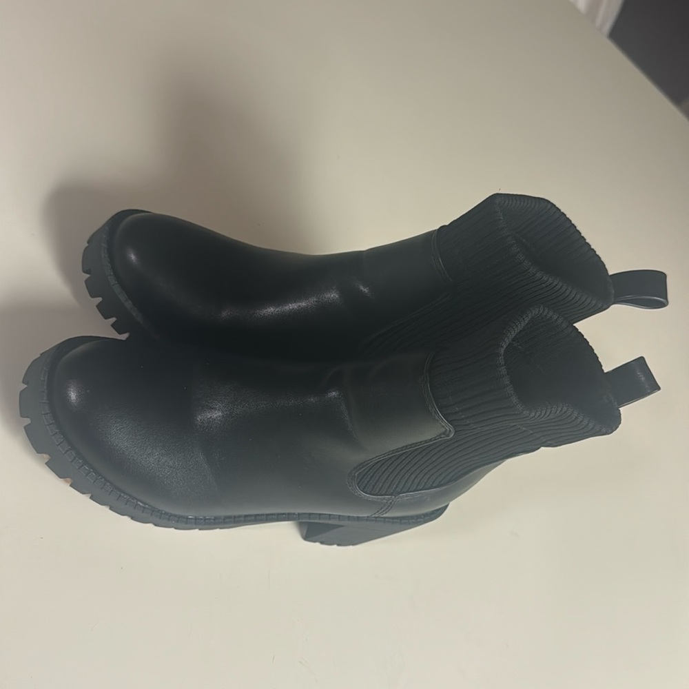 Black heeled boots size 7